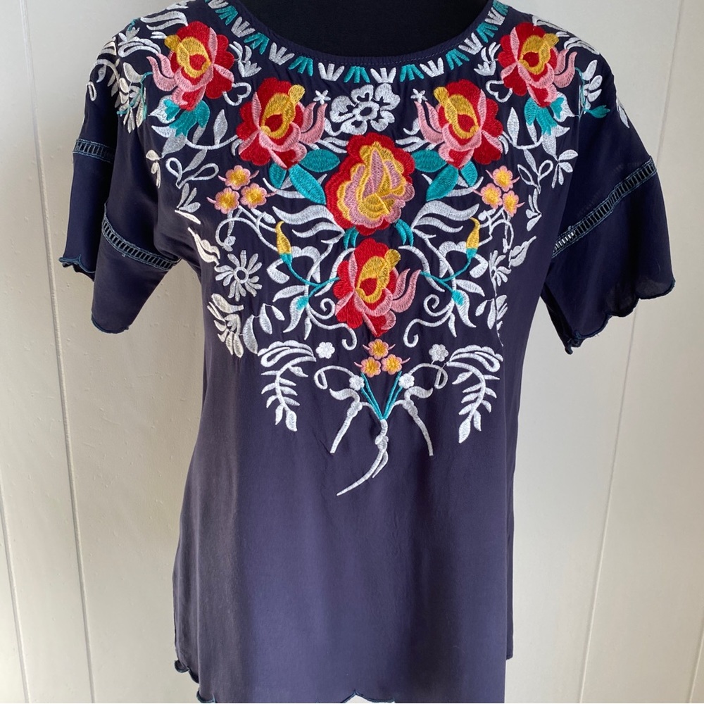 MISS LOOK Women’s Embroidered Floral on Navy Top with Short Sleeves Size Small